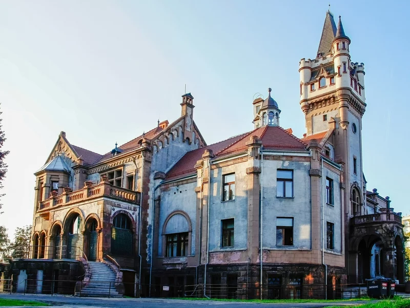 Polskie miasto ma pałac jak z bajki Disenya. Turyści mogą go zwiedzać po latach