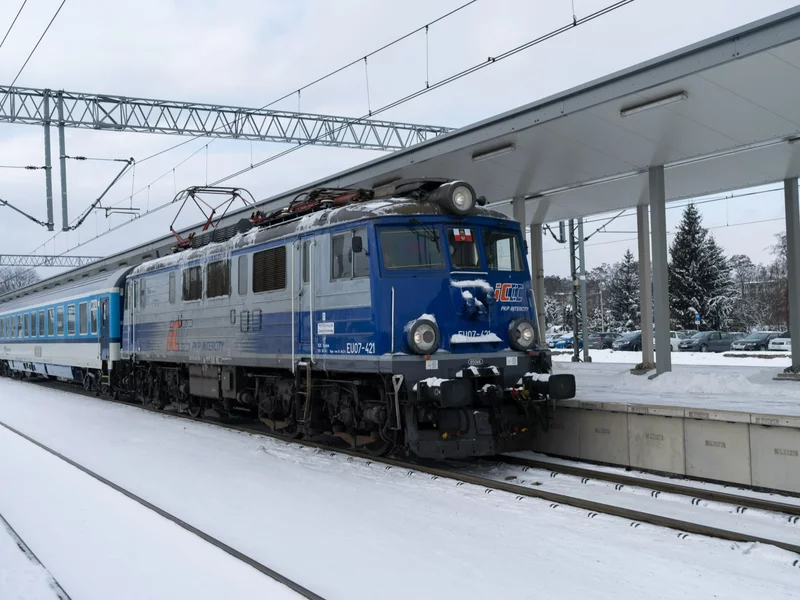 Pasażerowie utknęli w pociągach. choćby 400 minut opóźnienia na popularnej trasie