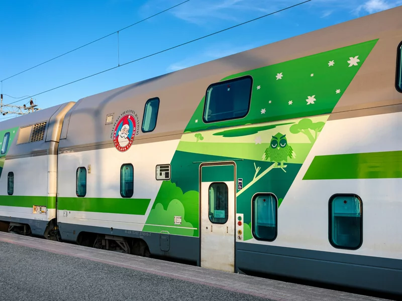 Trudno znaleźć bardziej świąteczną trasę kolejową. Miniesz zamarznięte jeziora i ośnieżone lasy