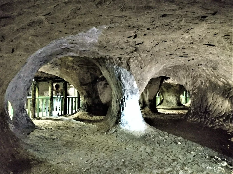 Nieoczywiste atrakcje na jednodniową wycieczkę. Groty, skansen i źródła czekają