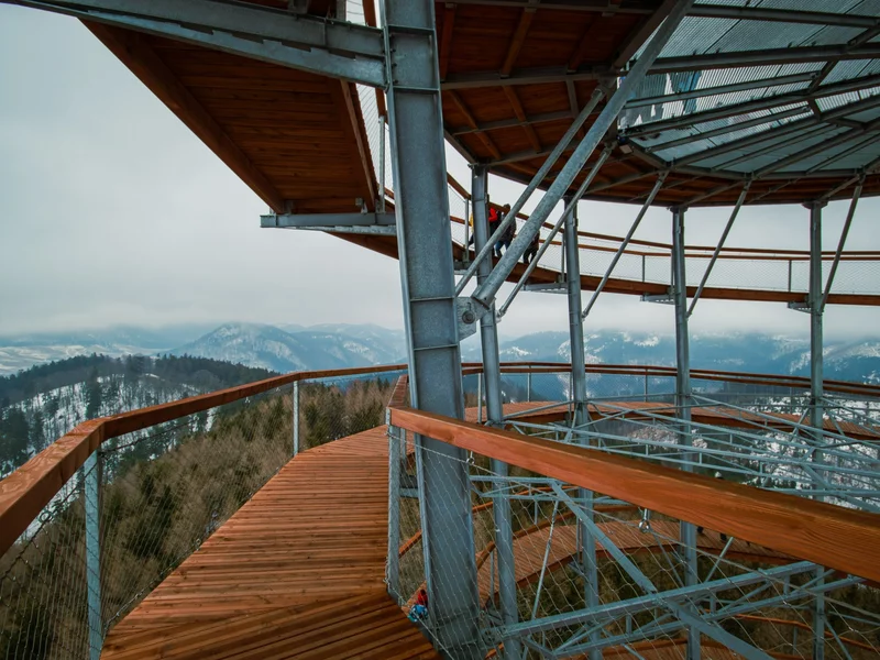 Najwyższa darmowa wieża widokowa w polskich górach. Piękne widoki z ponad 30 metrów
