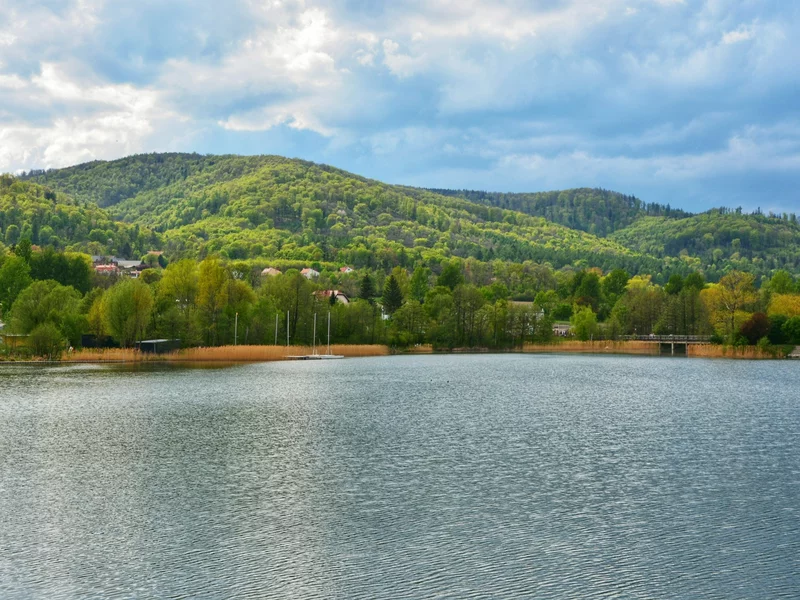 „Polskie Como” zachwyca turystów. Od roku kursuje tam specjalny pociąg