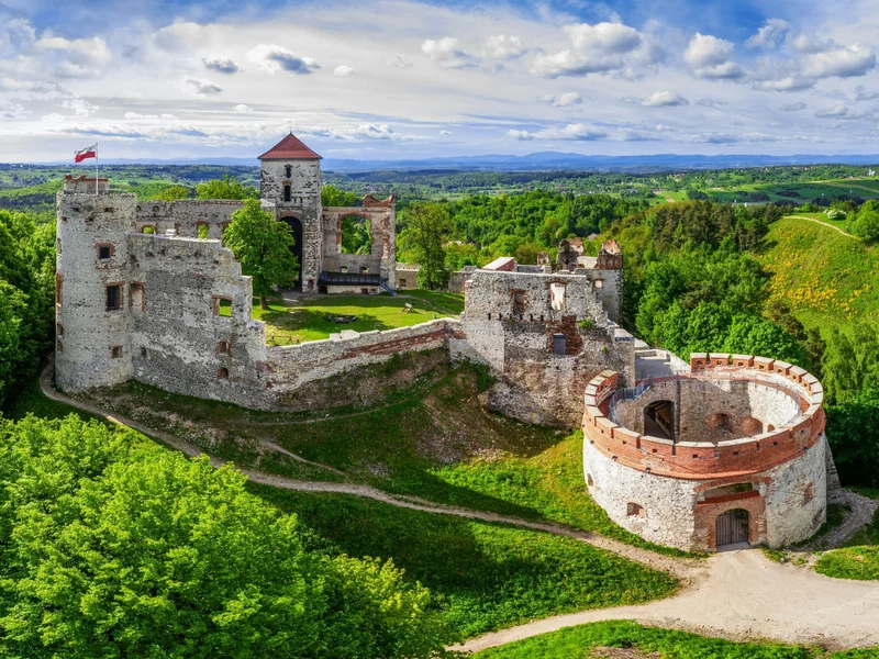 Jeden z najpiękniejszych zamków Polski. Znajduje się na wygasłym wulkanie