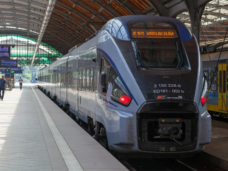 Awantura w PKP Intercity. Nie chciał wysiąść z pociągu i uderzył konduktora
