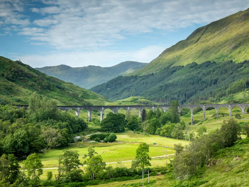 Pociągiem aż nad wybrzeże oceanu. To jedna z najpiękniejszych tras kolejowych świata