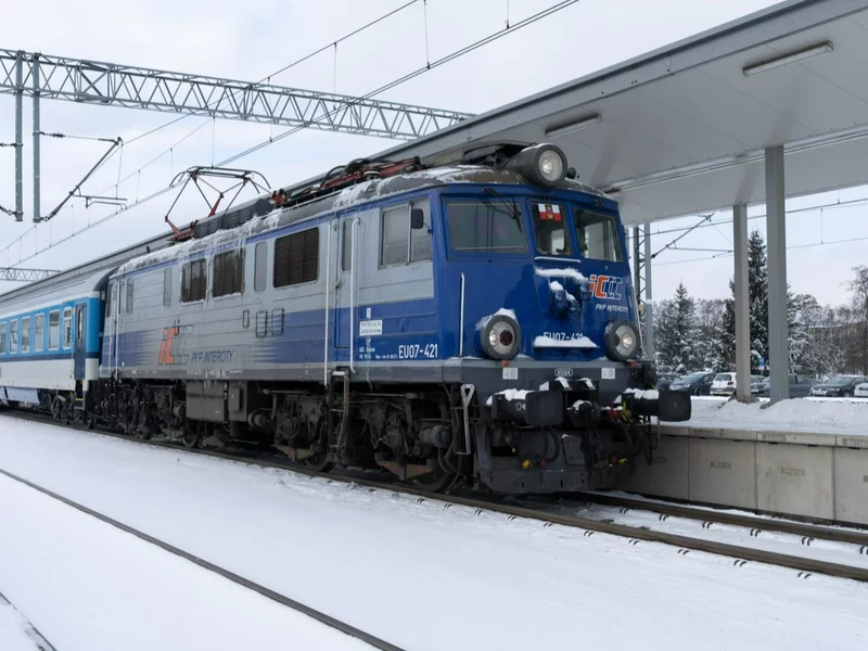 Paraliż na kolei. Pasażerowie czekali w pociągu prawie 10 godzin