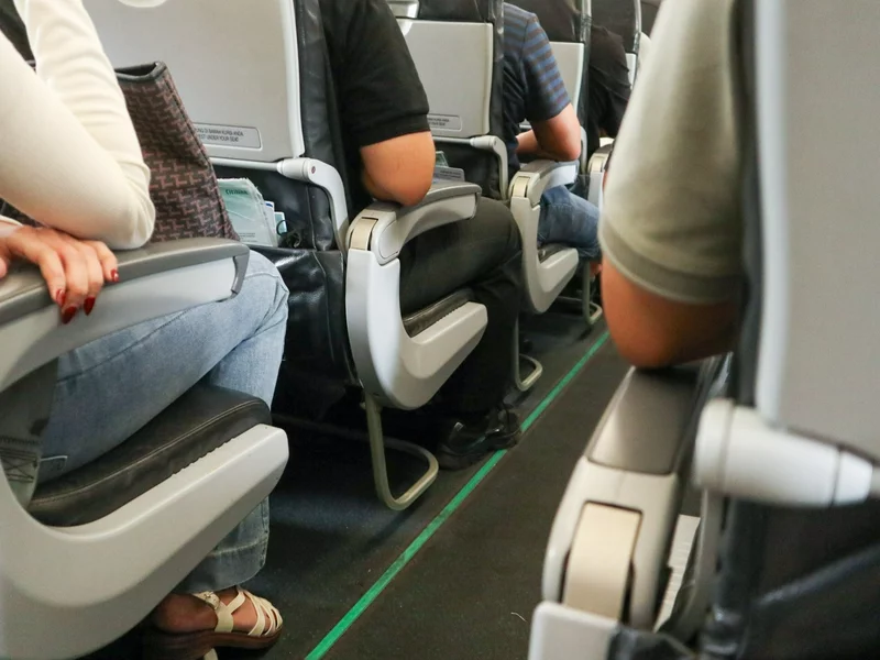 Jakich ubrań nie nosić w samolocie? Tego stanowczo odradzają eksperci