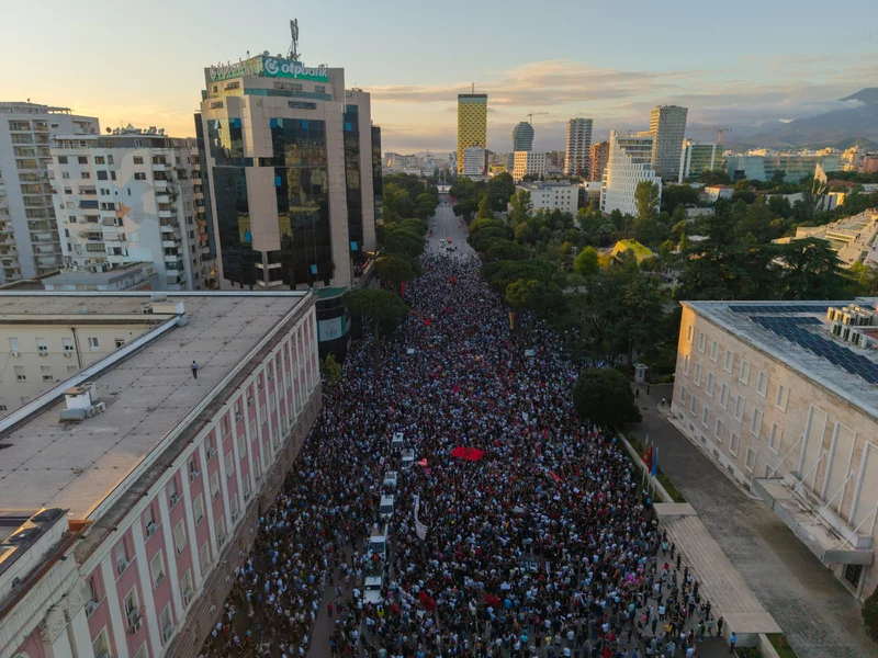 Niestabilna sytuacja w Albanii. Aktualne zalecenia ambasady RP dla turystów