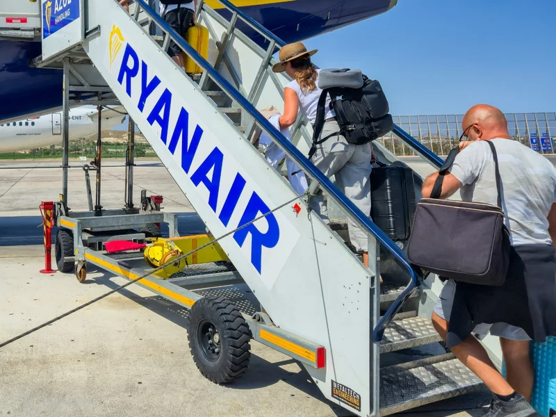 Kontrowersyjna opłata w samolocie. Ryanair pod lupą urzędu
