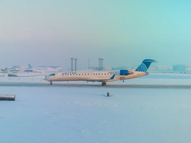 Nawet 10 tys. lotów odwołanych. Śnieżny armagedon sieje postrach