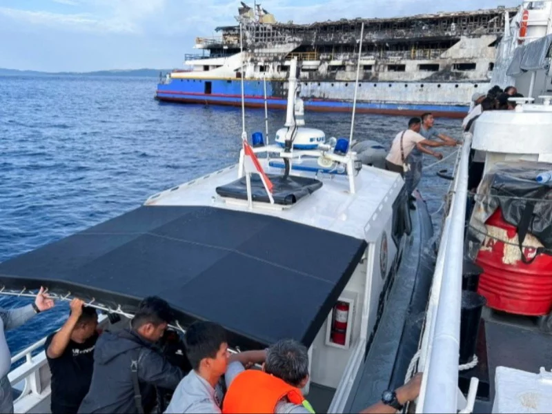 Horror na promie. Pasażerowie skakali z płonącego statku do morza