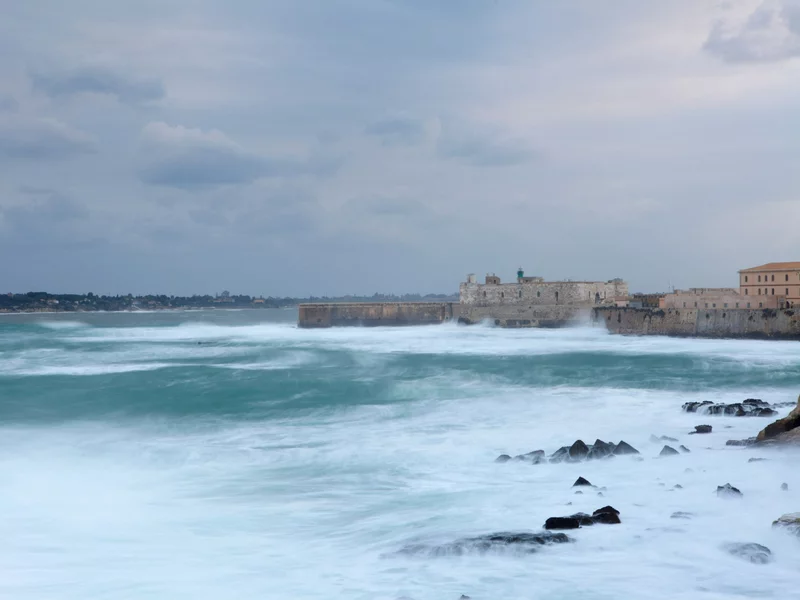Zdewastowane plaże i port. Potężne zniszczenia na europejskiej wyspie