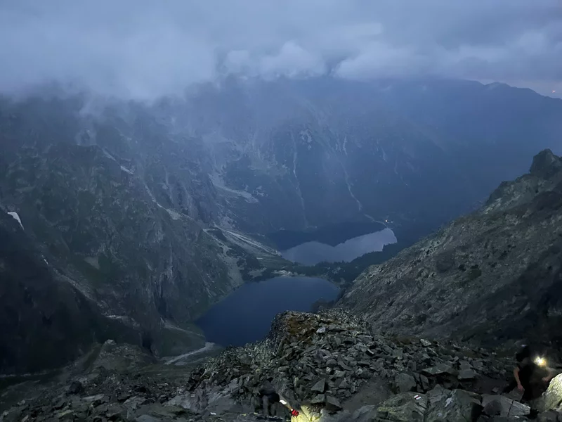 Turyści w „tarapatach” nad Morskim Okiem. Znowu zaalarmowali TOPR