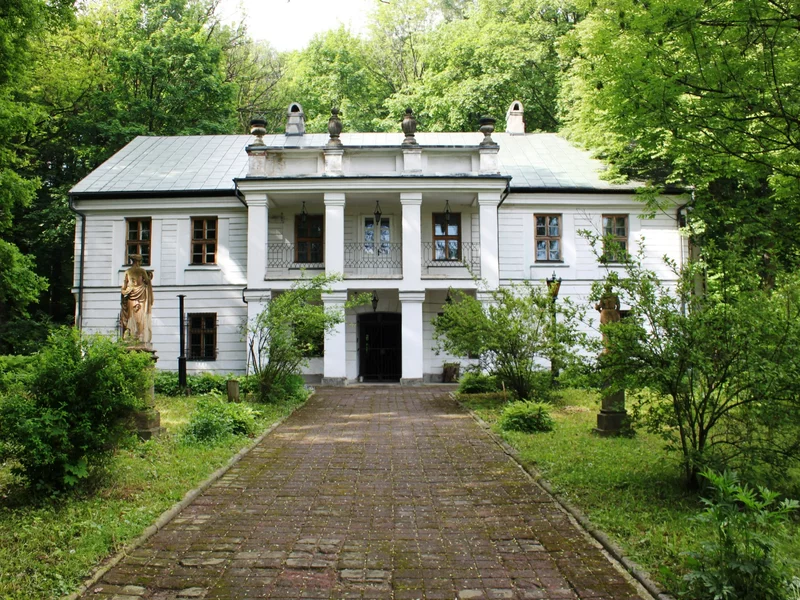 Piękny dworek ofiarą internetowej mody. Rodzina pisarza miała dość